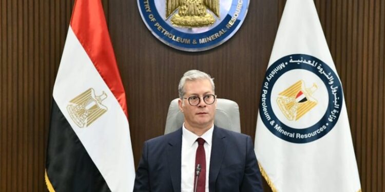 رئيس الوزراء يستعرض مع وزير البترول رؤية العمل خلال المرحلة المقبلة