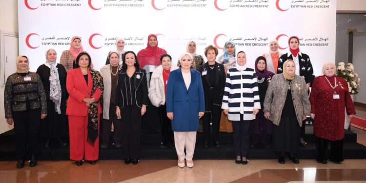 “السيدة انتصار السيسي تشكر متطوعي الهلال الأحمر المصري وتثني على مبادرة ‘بإيدك تنقذي حياة'”