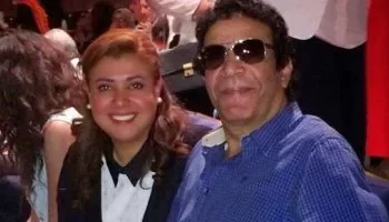 “نشوى مصطفى تستقبل جثمان زوجها في مسجد حسن الشربتلي لأداء صلاة الجنازة”