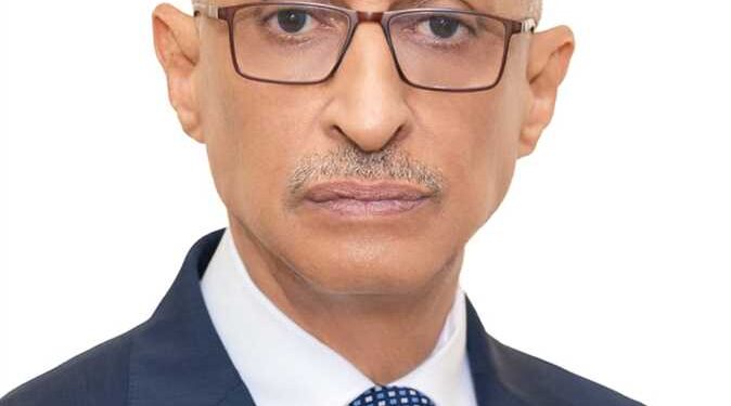 “محافظ شمال سيناء يكرم موظفين بلغوا السن القانونية للمعاش ويمنحهم شهادات تقدير”