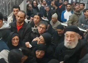 “أهالي قرية أشروبة يودعون القمص إنجيليوس بطرس حنا بعد وفاته في حادث انقلاب سيارة بالمنيا”