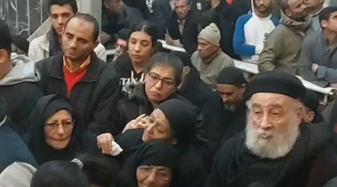 “أهالي قرية أشروبة يودعون القمص إنجيليوس بطرس حنا بعد وفاته في حادث انقلاب سيارة بالمنيا”