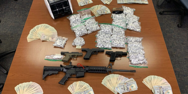 “مصرع 3 عناصر إجرامية وضبط طن مخدرات وأسلحة بقيمة 150 مليون جنيه بأسيوط”