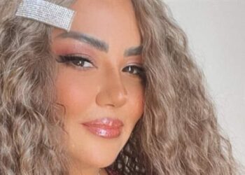 “إيمان أيوب ترد على الانتقادات بعد ظهورها بملامح مختلفة: ‘المكياج والفيلر فقط'”