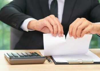 “حقوق العامل في قانون العمل: التعويضات ومبررات إنهاء العقد غير المشروعة”