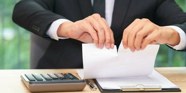 “حقوق العامل في قانون العمل: التعويضات ومبررات إنهاء العقد غير المشروعة”