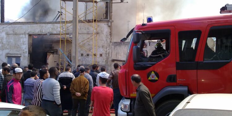 “8 مصابين جراء حريق في مصنع فوم بالعاشر من رمضان”