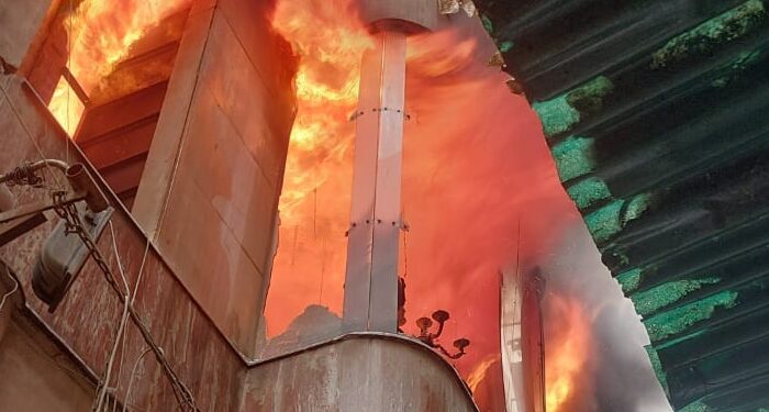 “سيطرة الحماية المدنية على حريق هائل في منطقة العتبة دون إصابات”