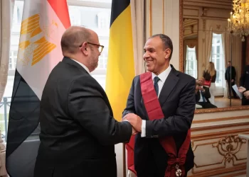 وزير الخارجية المصري يُمنح وسام التاج الملكي البلجيكي
