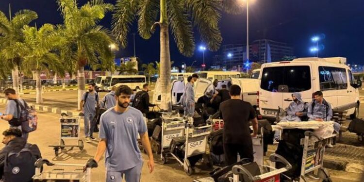 “بيراميدز ينجو من حادث جوي خطير خلال رحلته من أنغولا ويعود إلى لواندا بعد هبوط اضطراري”