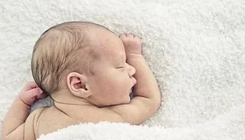 “هل ينقض الوضوء تنظيف عورة الطفل الصغير؟ دار الإفتاء توضح”