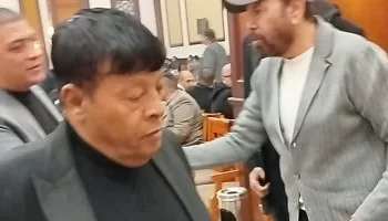 “نجوم الفن يتوافدون لتقديم العزاء في وفاة أحمد عدوية ويشيدون بإرثه الفني”