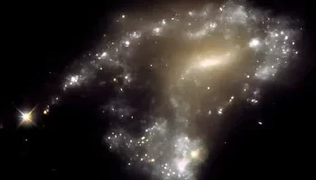 اكتشاف نادر لخمسة مجرات قزمة تتشكل في ترتيب شبه خطي وتثير تساؤلات حول تكوين المجرات