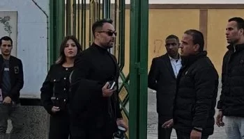 “وائل عبد العزيز يصل لتلقي عزاء والده بمسجد الشرطة بصلاح سالم”