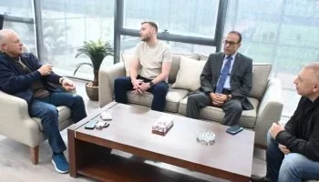 “اجتماع بين رئيس اتحاد الكرة والشركة الراعية لملابس المنتخبات المصرية لتعزيز التعاون وتحديد تصميمات الملابس الجديدة”