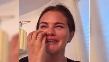 سيلينا جوميز تبكي دعمًا للمهاجرين وسط انقسام في الرأي العام