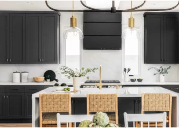 “أحدث اتجاهات الألوان في تصميم المطابخ لعامي 2024 و2025: مزيج من الطبيعة والحداثة”