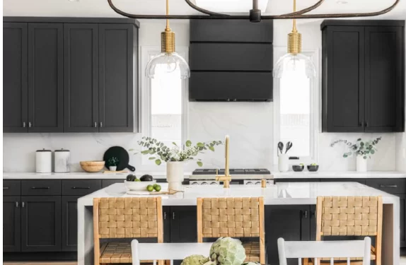 “أحدث اتجاهات الألوان في تصميم المطابخ لعامي 2024 و2025: مزيج من الطبيعة والحداثة”