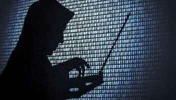 الفبركة الإلكترونية والابتزاز الرقمي: المخاطر وطرق الحماية