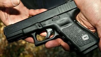 ضبط شخص سلّم عروسًا سلاحًا ناريًا لإطلاق النار في حفل زفاف