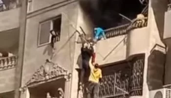 شباب مصريون ينقذون 3 أطفال من حريق مروع في فيصل 