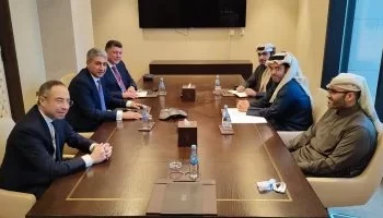 وزير السياحة والآثار يلتقي رئيس السياحة في قطر لتعزيز التعاون السياحي بين البلدين