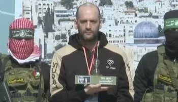 جيش الاحتلال يتسلم ثلاثة محتجزين في إطار اتفاق وقف إطلاق النار