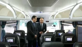 رئيس الوزراء يتفقد أتوبيس سياحي جديد من إنتاج “النصر للسيارات”