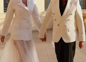 أروى جودة تخطف الأنظار بإطلالاتها الأنيقة في عقد قرانها