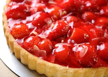 طريقة عمل تورتة الفراولة اللذيذة في المنزل 🍓🎂