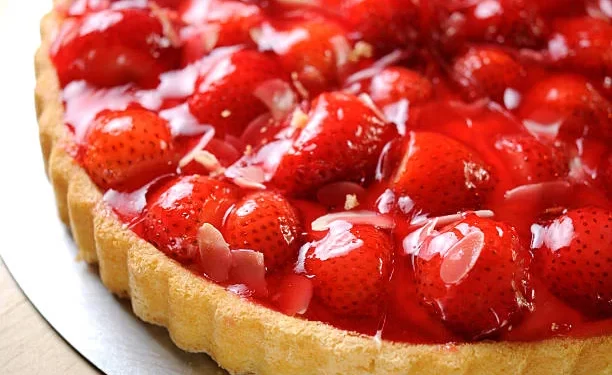 طريقة عمل تورتة الفراولة اللذيذة في المنزل 🍓🎂