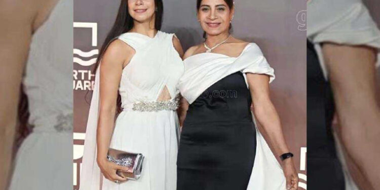 عفاف مصطفى تدافع عن أحمد حلمي: “عيب التشنيع عليه!”