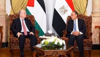 وزير الخارجية المصري يلتقي رئيس الوزراء الفلسطيني قبيل القمة العربية الطارئة