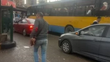 ازدحام مروري بالقاهرة والجيزة بسبب تراكم مياه الأمطار وجهود مكثفة لتسيير الحركة