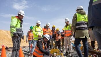 تقدم أعمال تركيب قضبان شبكة القطار الكهربائي السريع بمصر