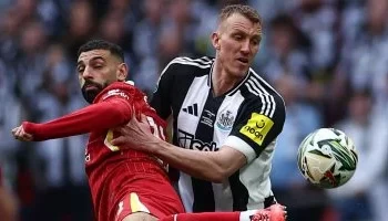 نيوكاسل يُسقط ليفربول ويتوج بكأس الرابطة الإنجليزية بعد 70 عامًا