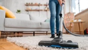 10 استخدامات غير تقليدية للمكنسة الكهربائية في المنزل