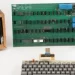 كمبيوتر Apple-1 النادر يُباع بـ375 ألف دولار في مزاد تاريخي