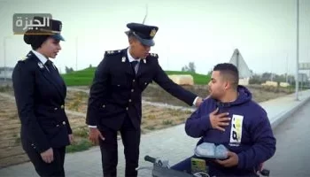 وزارة الداخلية توزع وجبات إفطار على المواطنين في الشوارع ضمن مبادرة “كلنا واحد”