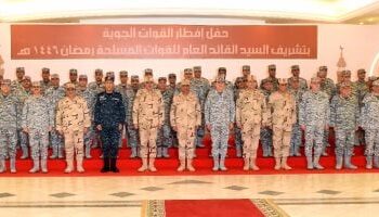 وزير الدفاع يشارك مقاتلي القوات الجوية وجبة الإفطار بحضور قادة القوات المسلحة