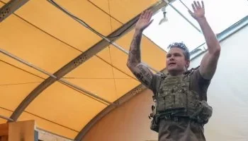 إثارة الجدل حول وشم وزير الدفاع الأمريكي بيت هيجسيث: كلمة “كافر” تثير التساؤلات