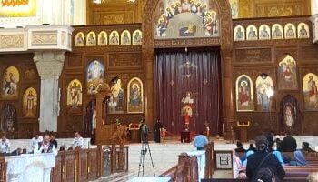 وصول جثمان الأنبا باخوميوس إلى الكاتدرائية المرقسية استعدادًا لصلوات التجنيز