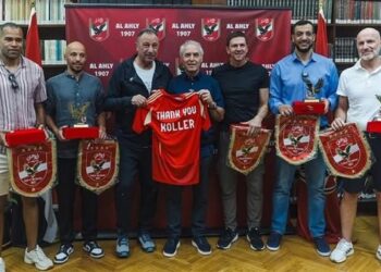 الخطيب يكرم كولر وجهازه المعاون بعد انتهاء مشوارهم مع الأهلي.. صور