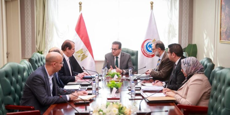 وزير الصحة يجتمع مع رئيس هيئة سلامة الغذاء لمناقشة الاشتراطات الخاصة بسلامة المنتجات الغذائية