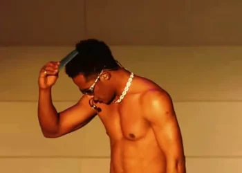 محمد رمضان يُقبّل جواز السفر المصري في حفل كوتشيلا.. ويستعد لطرح “أسد” في أول تجربة سينمائية تاريخية منذ سنوات