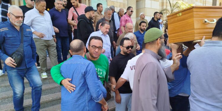 تشييع جثمان والدة المايسترو إيهاب عبد الحميد من مسجد الحصري بحضور فنانين وأساتذة من دار الأوبرا