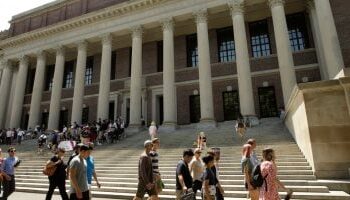 إدارة ترامب تصعّد هجومها على جامعة هارفارد وتلوّح بمنع تسجيل الطلاب الأجانب