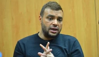 رامي صبري يتلقى عزاء والد زوجته بعد وفاتها نتيجة أزمة صحية