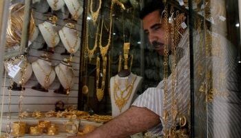 تقرير اقتصادي شامل: أسعار الذهب تتذبذب محليًا وسط توقعات بارتفاع عالمي قوي