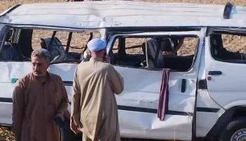 إصابة 7 أشخاص في حادث انقلاب ميكروباص أعلى الطريق الأوسطي